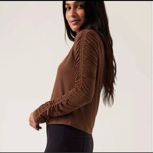 Athleta runched arm crop top